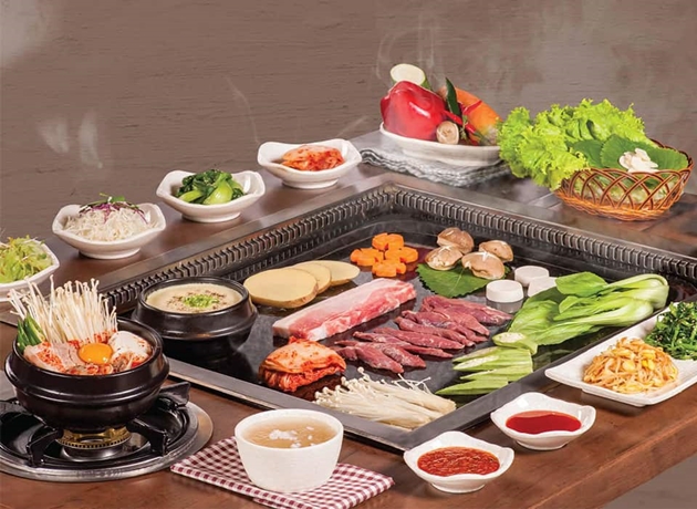 Quán buffet lẩu nướng Khang Hí chuyên về ẩm thực lẩu và nướng, trong đó tập trung vào các món hải sản, đồ chiên
