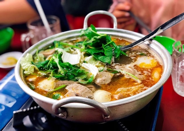 Quán ăn Cô Ba là một quán lẩu bò ngon quận Tân Phú nổi tiếng với các món ăn “ngon - bổ - rẻ”