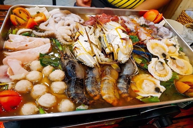 Bạn cũng có thể ghé thăm quán lẩu hải sản Lắc Kiu ở Sài Gòn, nơi phục vụ lẩu hải sản ngon tuyệt vời