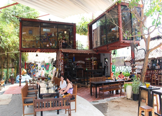 Saigon Outcast là một quán cafe quận 2 và là địa điểm vui chơi ngoài trời thời thượng dành cho giới trẻ ở trung tâm Quận 2