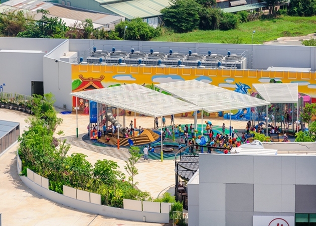 Trên sân thượng SC VivoCity có sân chơi với nhiều hoạt động vui chơi dưới nước mini vui nhộn dành cho trẻ em
