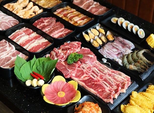 Đặc điểm bán hàng của nhà hàng là văn hóa ẩm thực Hàn Quốc, kết hợp tiệc tự chọn với các món ăn đặt sẵn