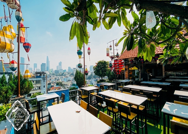Khi đến The View Rooftop Bar vào ban đêm, bạn sẽ được ngắm nhìn toàn cảnh Sài Gòn