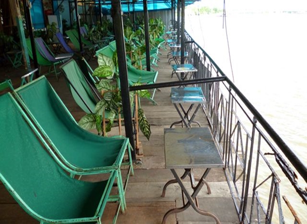 Quán cafe view sông này có vị trí nằm bên bờ sông Thanh Đa nên được “hưởng trọn” làn gió mát của sông