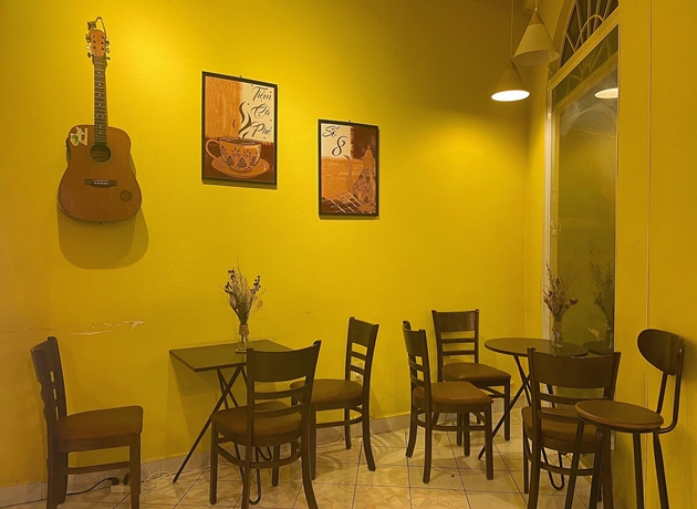 Tiệm cà phê số 8 nằm trong một con hẻm trên đường Lý Thường Kiệt, nổi bật với phong cách trang trí mộc mạc, dễ chịu