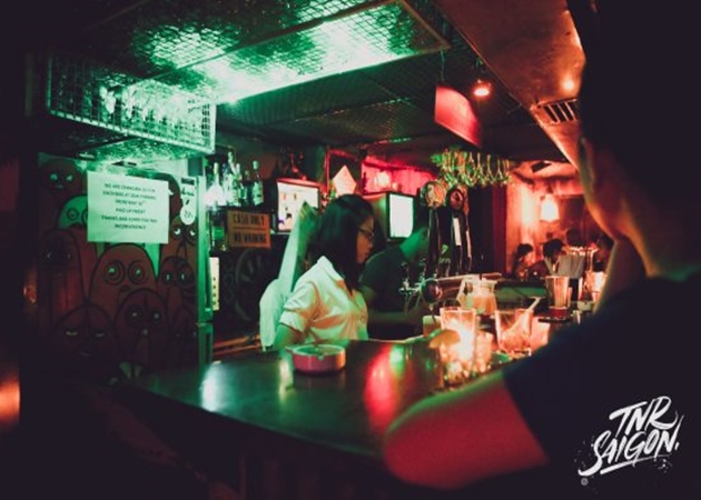 Ngoài ra, quán bar quận 1 nổi tiếng này thường xuyên tổ chức nhiều hoạt động vui chơi cho du khách như phi tiêu và bida