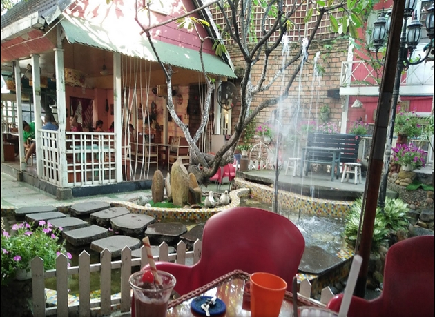 Venus Cafe, không giống như những quán cafe quận 12 đẹp ở Sài Gòn khác, quán mang một vẻ đẹp giản dị và cuốn hút vượt thời gian