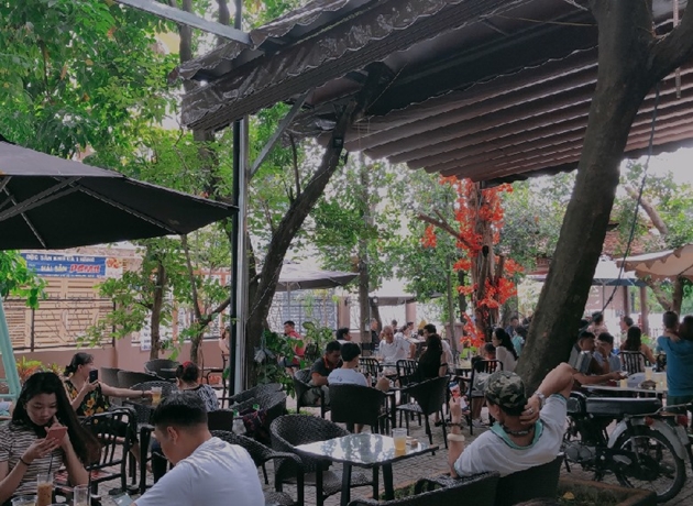 Bước vào Zen coffee Garden & Bar, bạn như thấy được cả một khu vườn tí hon duyên dáng mang phong cách Châu Âu tráng lệ và lãng mạn