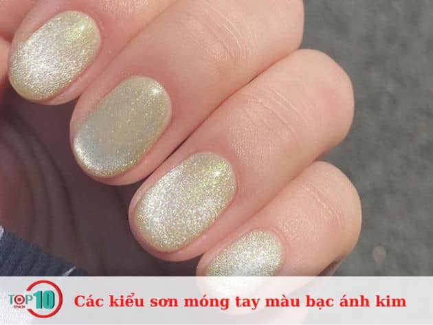 Các kiểu sơn móng tay màu bạc ánh kim