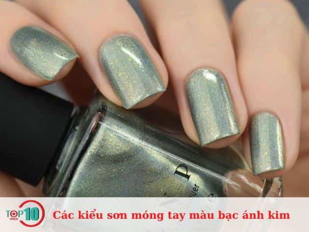 Các kiểu sơn móng tay màu bạc ánh kim