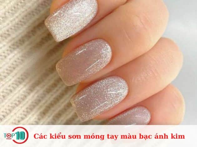 Các kiểu sơn móng tay màu bạc ánh kim