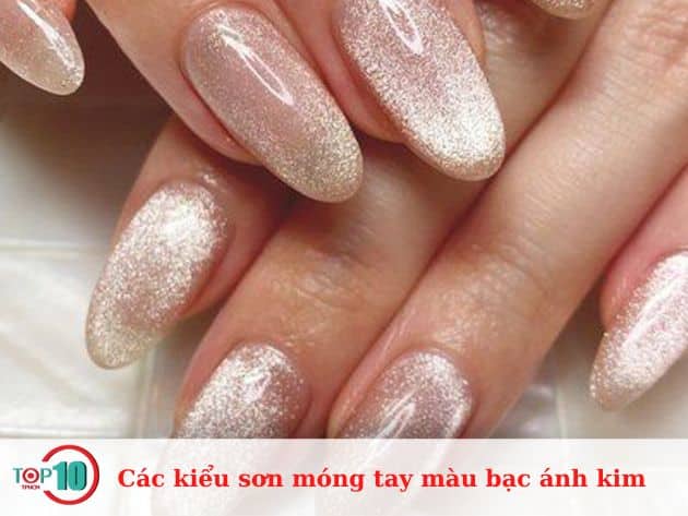 Các kiểu sơn móng tay màu bạc ánh kim