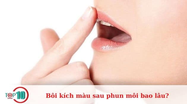 Cách bôi kích màu sau phun môi hiệu quả