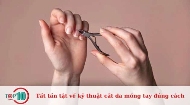 Cách cầm kềm khi nhặt da tay