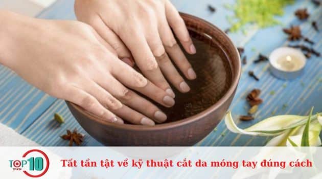 Chăm sóc móng tay trước khi nhặt da