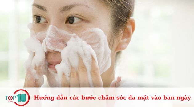 Làm sạch da mặt bằng sữa rửa mặt 