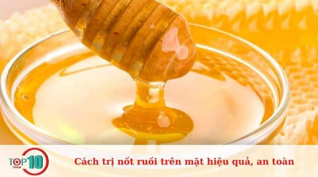 Trị nốt ruồi ở mặt với mật ong