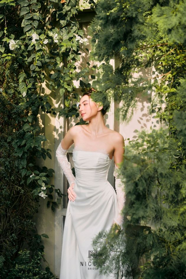 Các mẫu thiết kế váy cưới tại Nicole Bridal nổi bật bởi sự đơn giản đầy quyến rũ, tinh tế