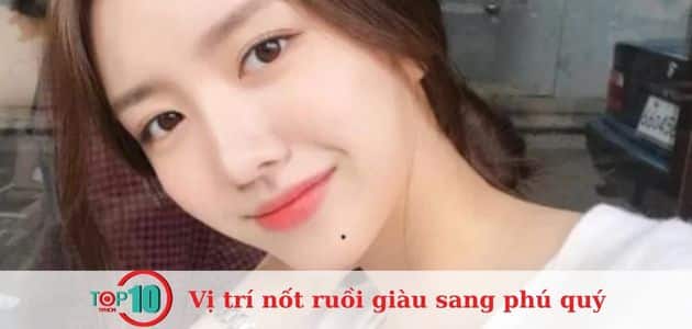 Nốt ruồi nằm ở cằm