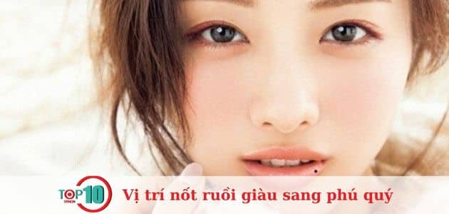 Nốt ruồi mọc môi