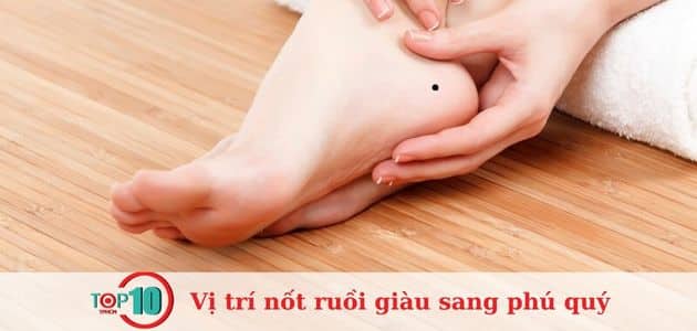 Nốt ruồi nằm ở chân