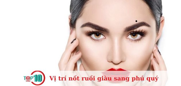 Nốt ruồi trên hàng lông mày bên trái