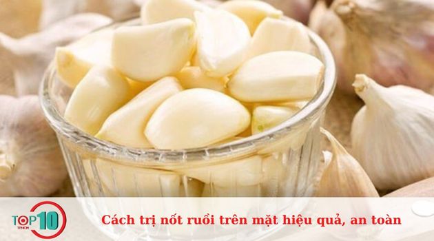 Cách trị nốt ruồi trên mặt với tỏi