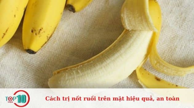 Tẩy nốt ruồi bằng vỏ chuối 