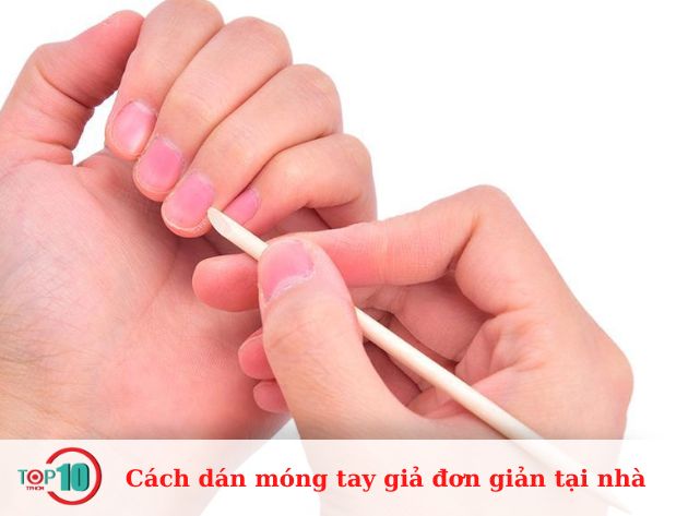 Cách dán móng tay giả đơn giản tại nhà