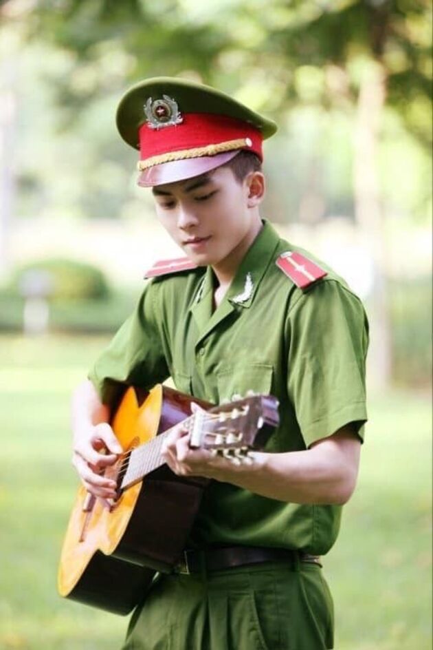 Hình ảnh chú công an cầm đàn guitar đẹp trai