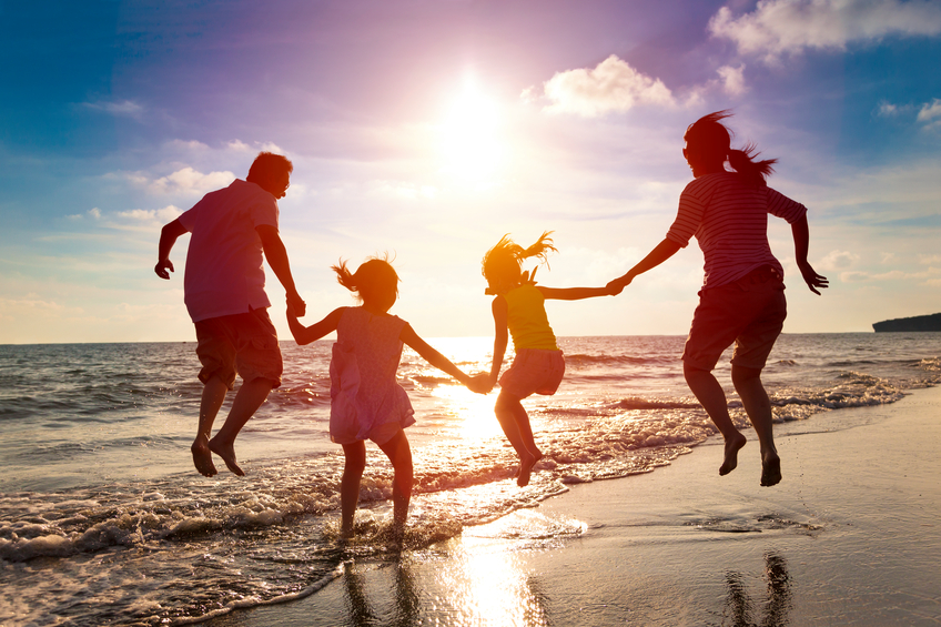 Hình ảnh gia đình cùng nhau nhảy tung tăng trên bờ biển hạnh phúc