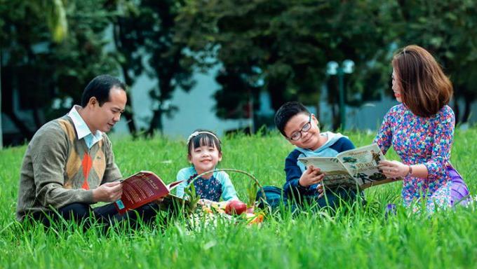 Hình ảnh gia đình sinh hoạt trên thảm cỏ xanh
