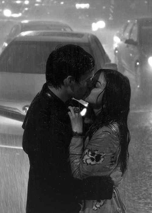 Hình ảnh hôn môi nhau dưới trời mưa đầy lãng mạn