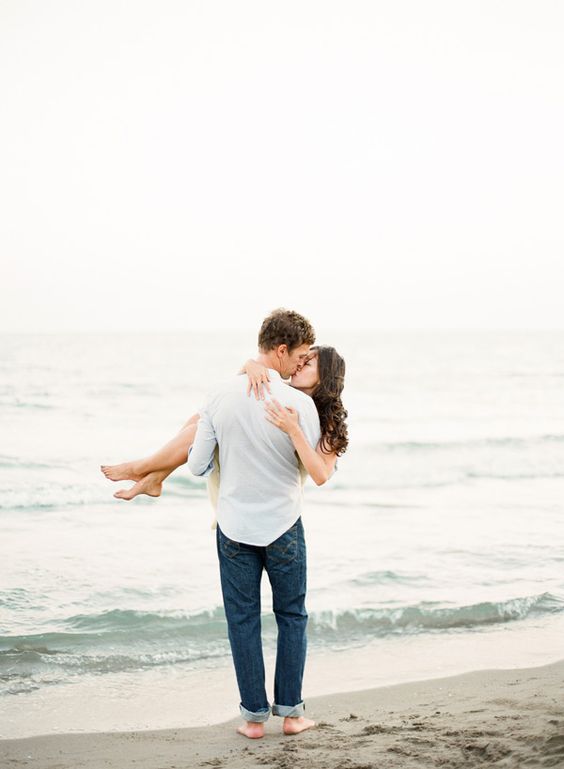 Cặp đôi đang hôn môi nhau trên bãi biển