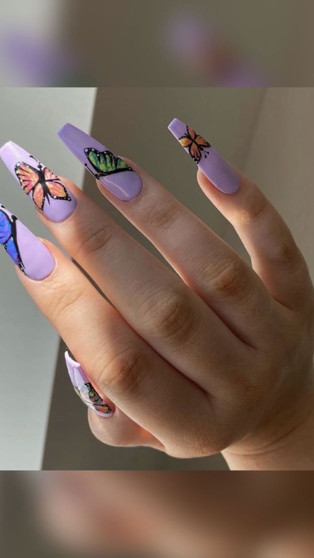 Hình ảnh móng tay màu tím với những hình vẽ bướm tạo điểm nhấn