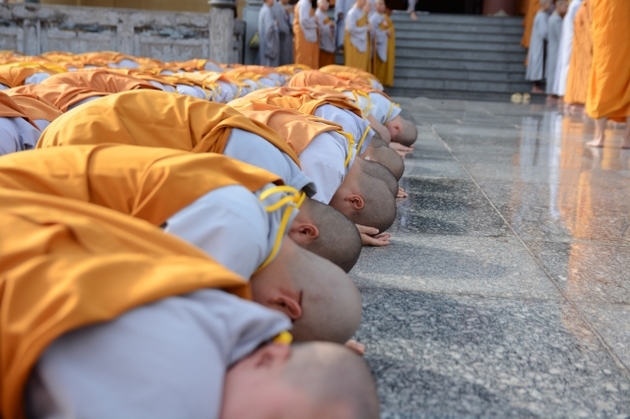 Các chú tiểu thể hiện sự kính trọng quỳ lạy Phật