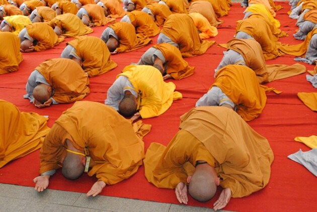 Hình ảnh các chú tiểu chắp tay kính trọng quỳ lạy Phật
