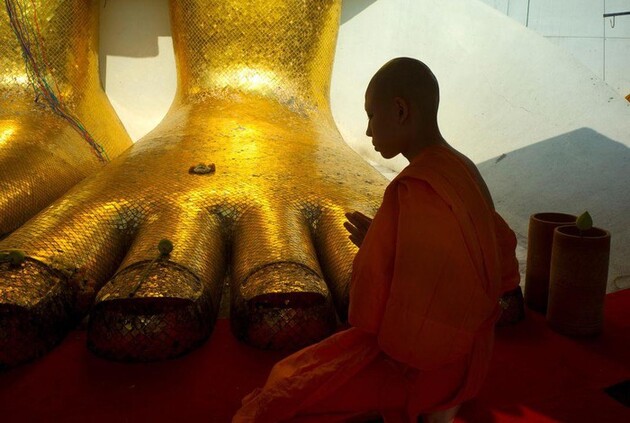 Hình ảnh quỳ lạy Phật đẹp