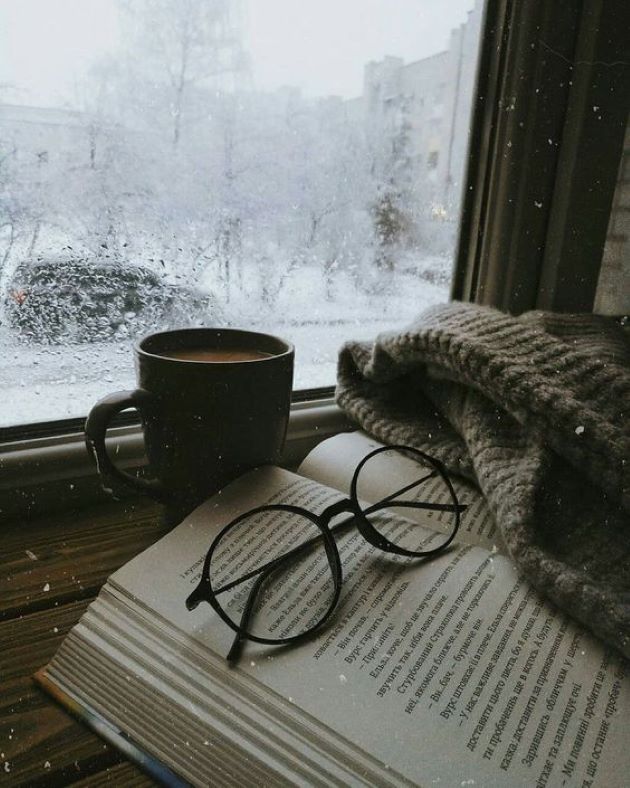 Nhâm nhi một tách cà phê, đọc một cuốn sách và sưởi ấm trong thời tiết giá lạnh thì còn gì tuyệt vời hơn
