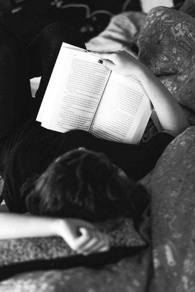 Tận hưởng giây phút bình yên, sâu lắng bằng cách tìm cho mình một cuốn sách và nơi riêng tư mình muốn thuộc về