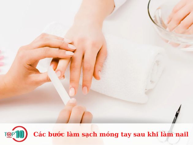 Thực hiện cách làm sạch móng tay sau khi làm nail