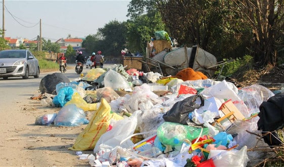 Hình ảnh túi rác vứt đầy bên đường gây mất mỹ quan đô thị