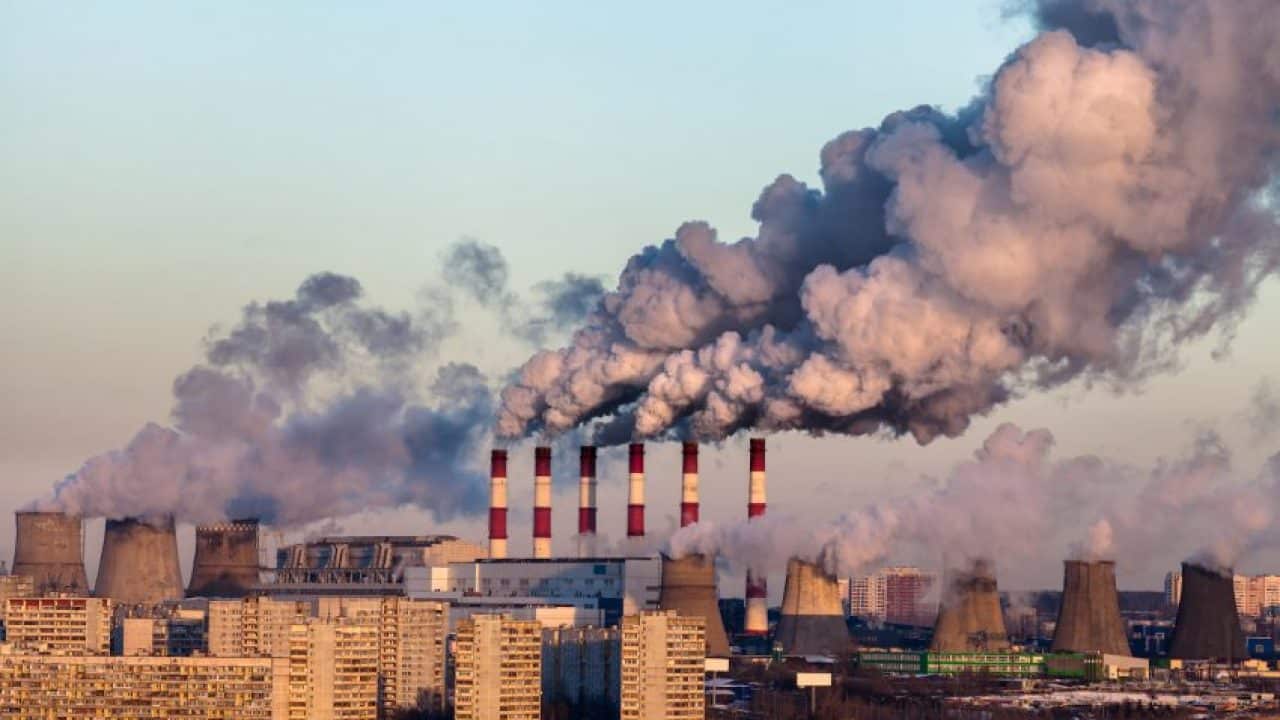 Hình ảnh khí thải được sinh ra liên tục do các hoạt động của nhà máy, xí nghiệp