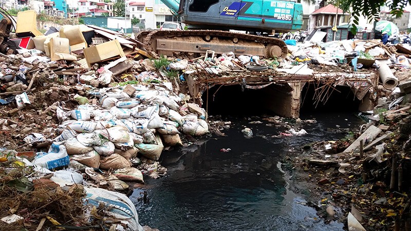 Hình ảnh rác thải chất đầy khiến nguồn nước bị ô nhiễm