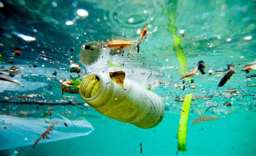 Ảnh chai nhựa và rác trôi trên mặt biển