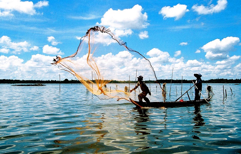 Hình ảnh người dân làng chài đang quăng lưới bắt cá.