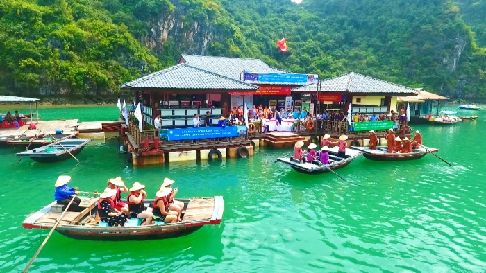 Hình ảnh khách du lịch đang trải nghiệm văn hóa tại vịnh Hạ Long.