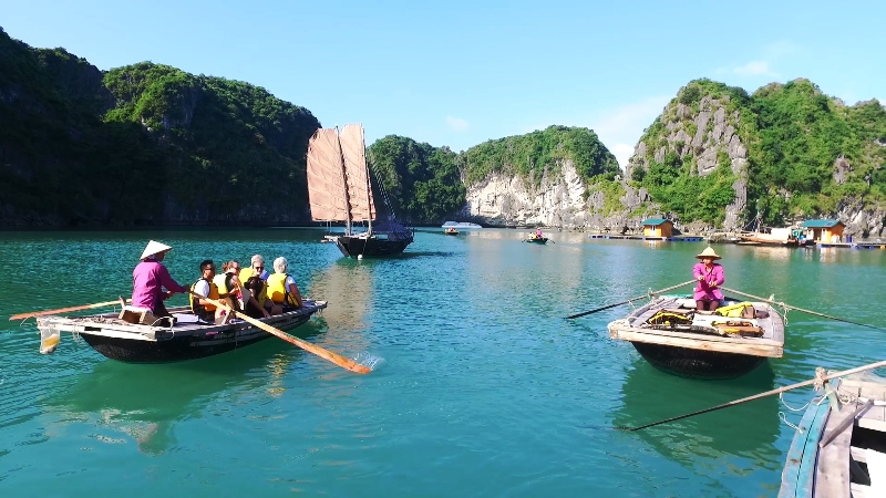 Hình ảnh khách du lịch đang tham quan cảnh đẹp Hạ Long qua ghe.