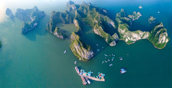 Khi xem qua hình ảnh vịnh Hạ Long từ trên cao, ta có thế thấy rõ địa đình của những hòn đảo uốn lượn trù phú bên dưới.