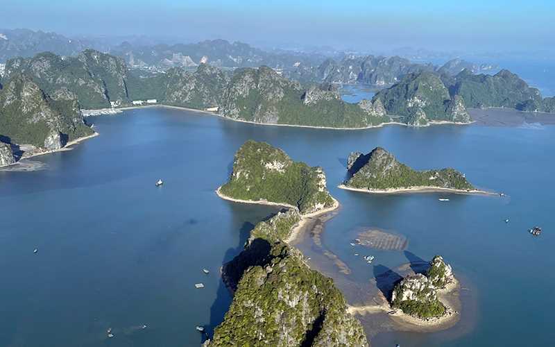Ảnh biển Hạ Long cùng các hòn đảo nằm nối liền nhau.